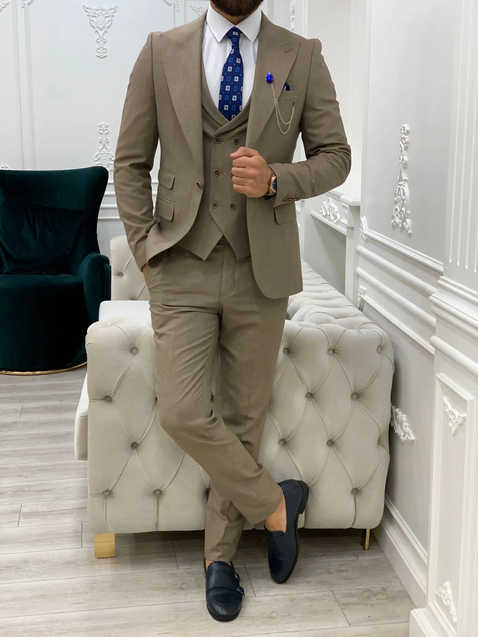 Austin Brown Slim Fit Peak Lapel Suit: Elevate Your Wardrobe