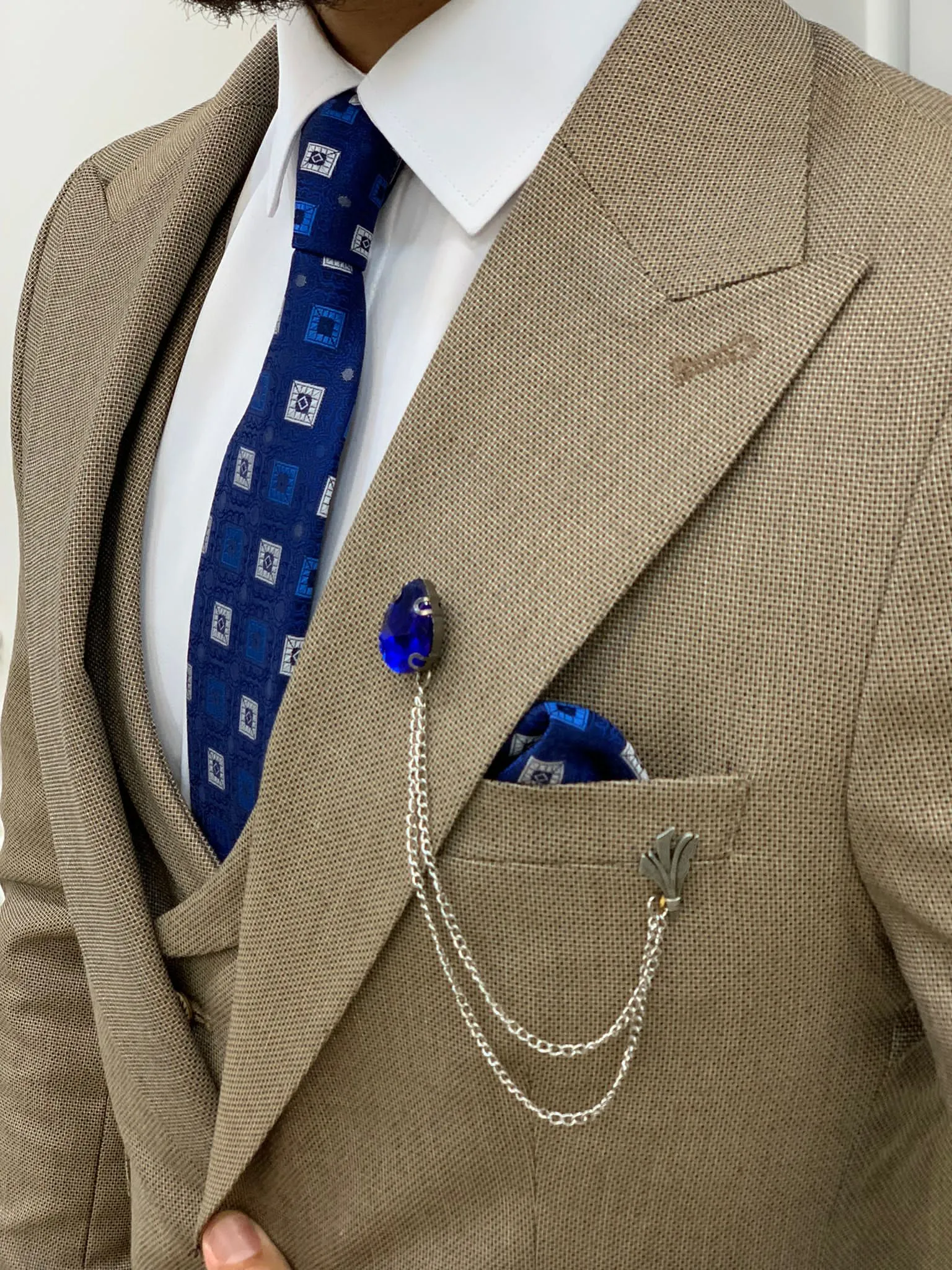 Austin Brown Slim Fit Peak Lapel Suit: Elevate Your Wardrobe