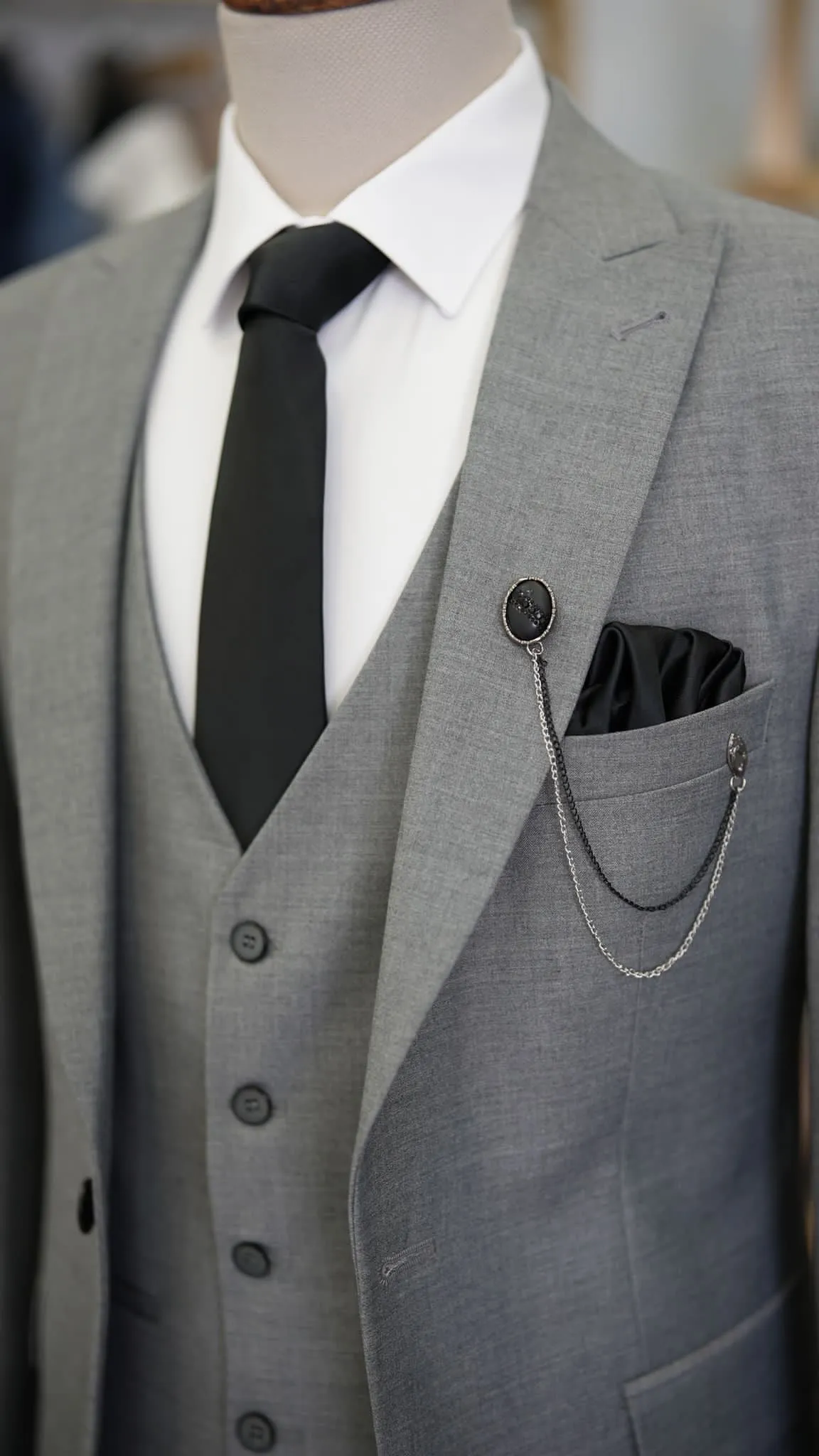 Paul Gray Slim Fit 3 Piece Peak Lapel Suit - Versatile Elegance for Every Occasion